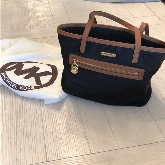 Michael Kors Handbags - New Michael Kors Bag w/ Dust Bag😍😍